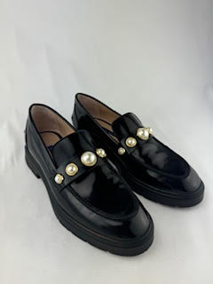 Stuart Weitzman Black Patent Leather Oxford with Pearl Trim Size 7