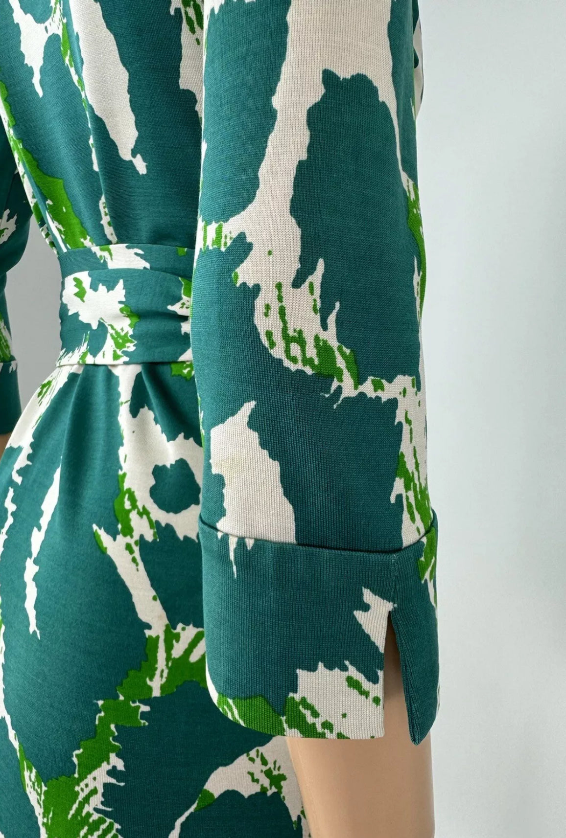 diane von furstenberg green dress Furstenberg, Julian Graphic Print Silk Wrap Size – pennypincherboutique original diane von furstenberg wrap dress